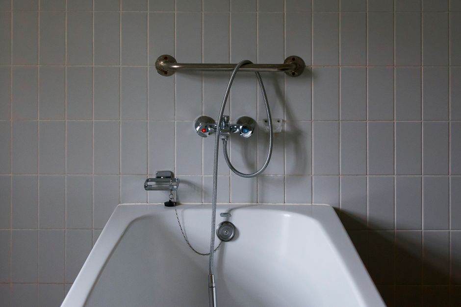 Bild: Haltegriff Badezimmer Senioren — Foto von Jan van der Wolf (Pexels)