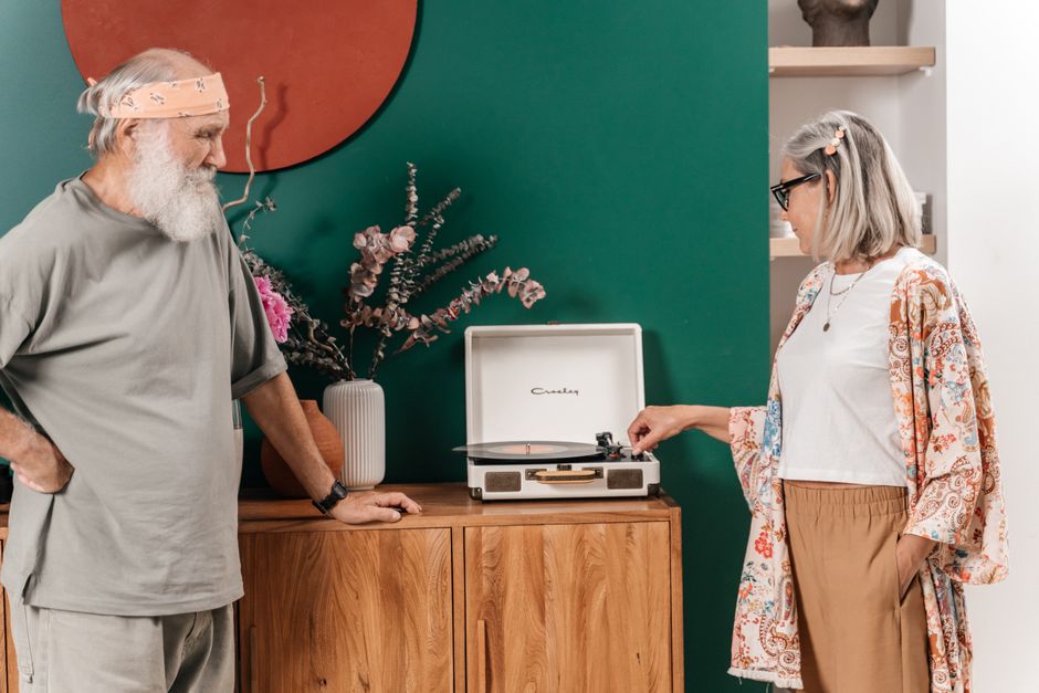 Bild: Hörverstärker Senioren — Foto von AI25.Studio  AI GENERATIVE (Pexels)